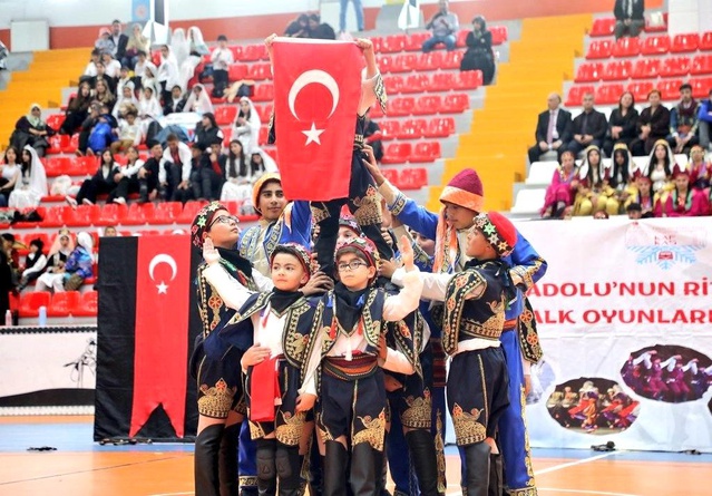 Kars'ta Halk Oyunları Şenliği Renkli Görüntülere Sahne Oldu