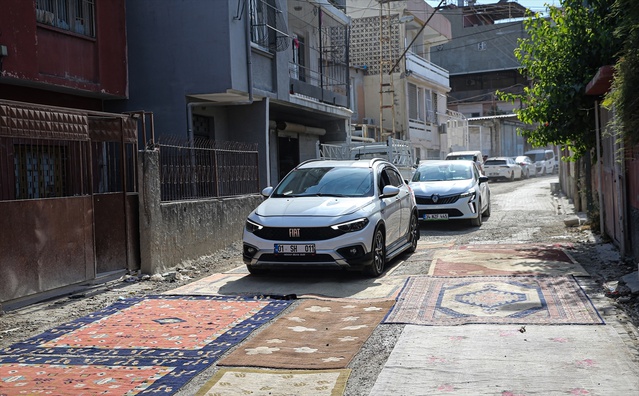 Mahalleli Çukurları Halılarla Kapatıyor!