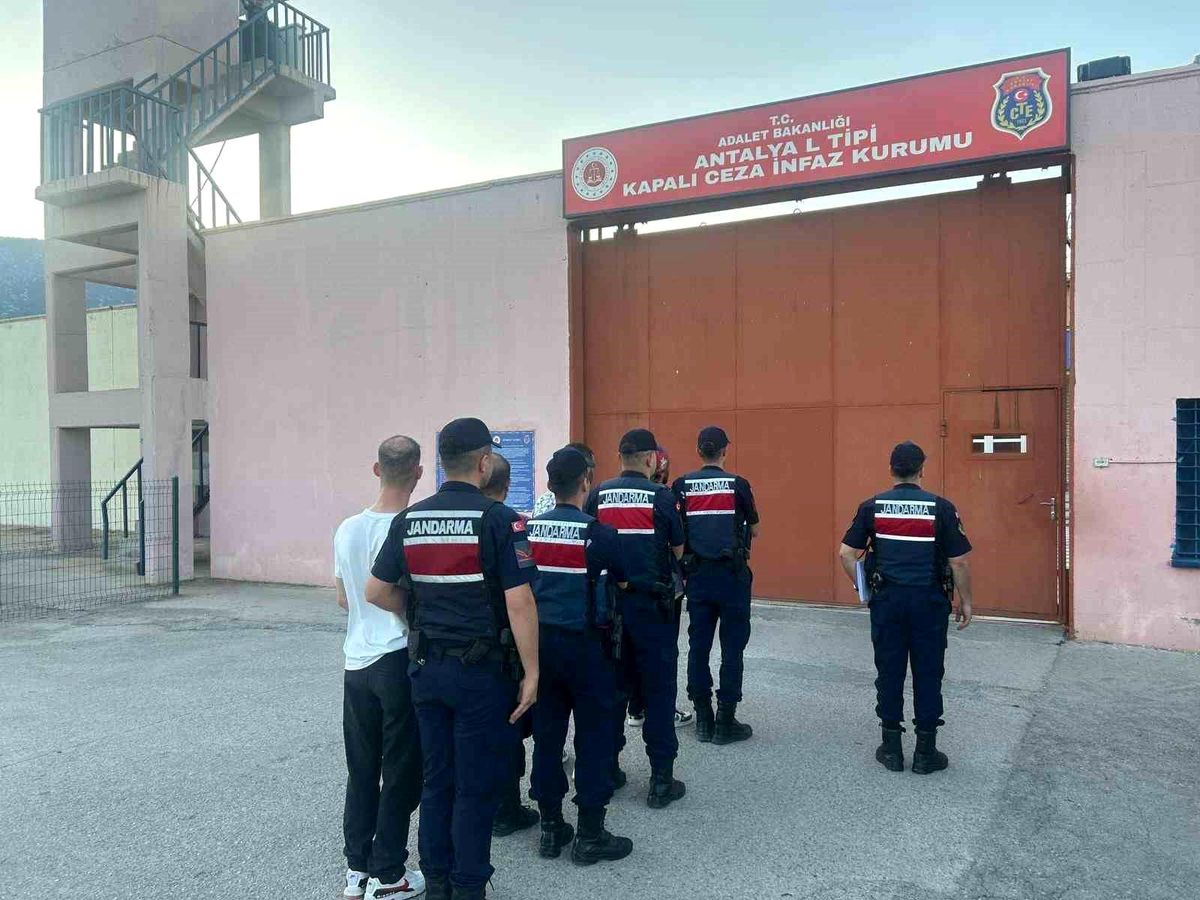 Antalya\'da Uyuşturucu Operasyonu: 4 Tutuklama