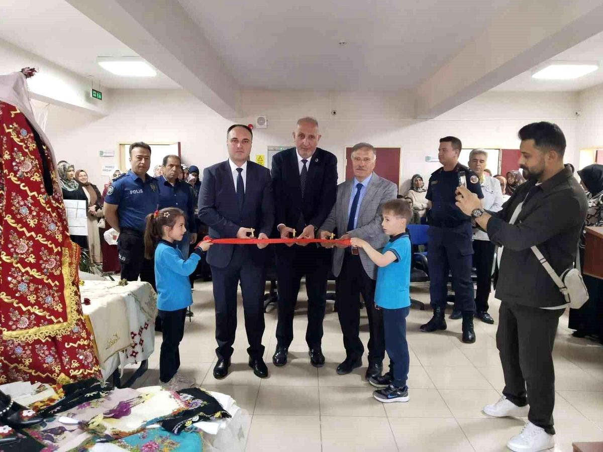 Aslanapa\'da yılsonu sergisi açıldı
