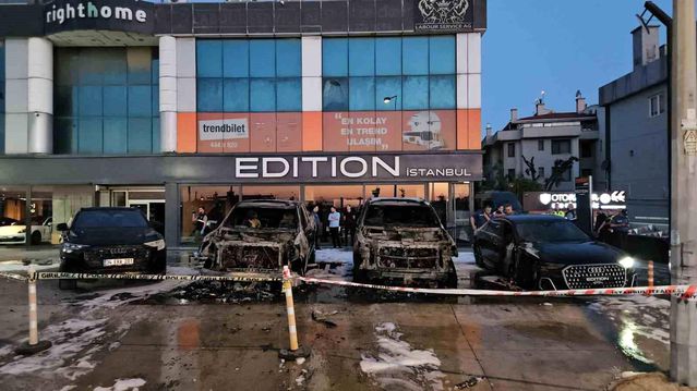 Bakırköy'de 4 Lüks Araç Yangında Küle Döndü
