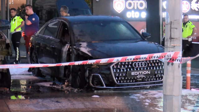 Bakırköy'de 50 milyon TL değerinde 4 otomobil alevlere teslim oldu