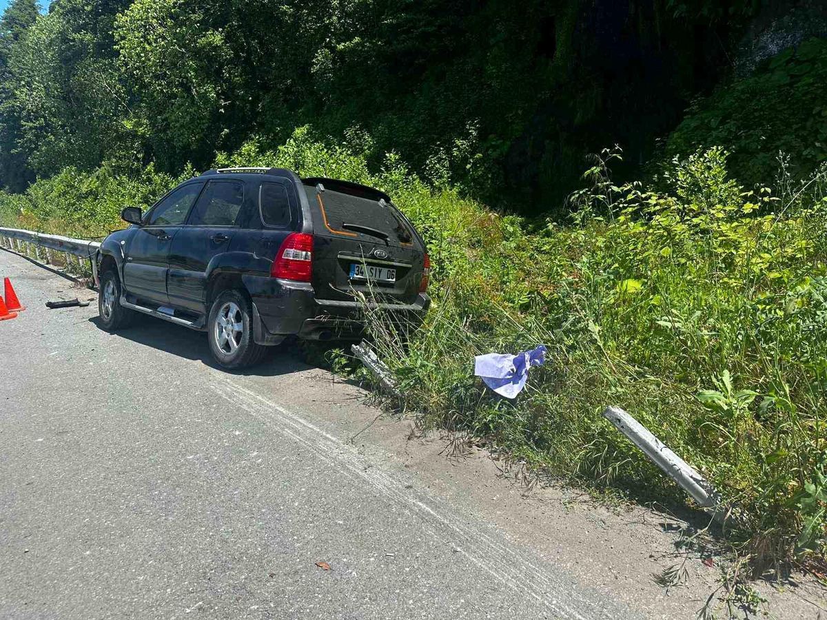 Artvin\'de Otomobil Bariyerlere Çarptı