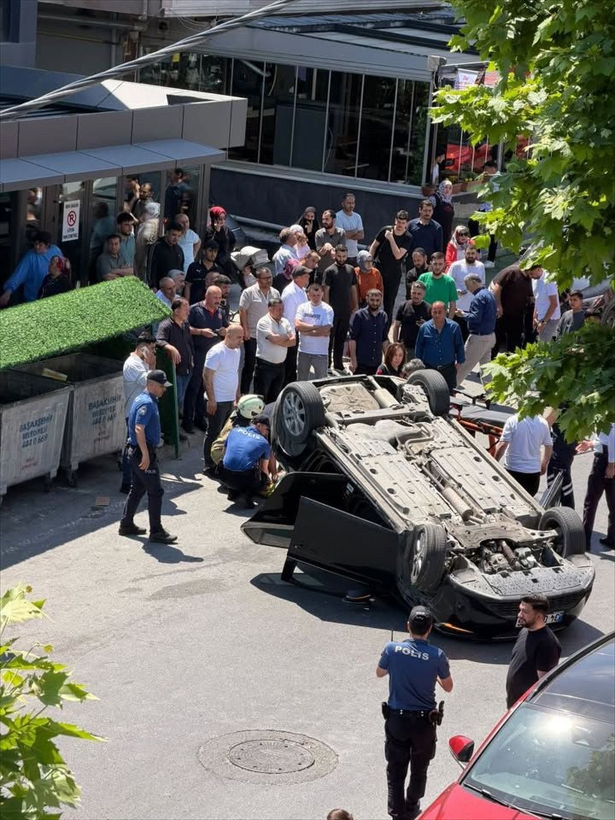 Başakşehir\'de Takla Atan Araçta Sürücü Yaralandı