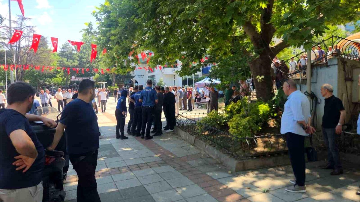Bursa\'da Bıçaklı Kavga: Polis Havaya Ateş Açtı