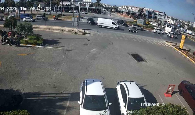 Bodrum'da motosiklet-kamyonet çarpıştı: 2 yaralı