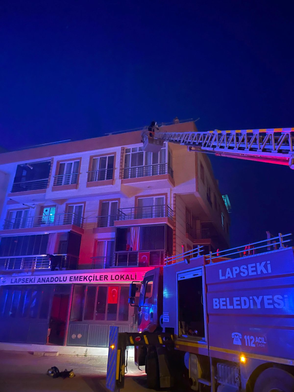Lapseki\'de Apartman Yangını: 6 Kişi Hastaneye Kaldırıldı
