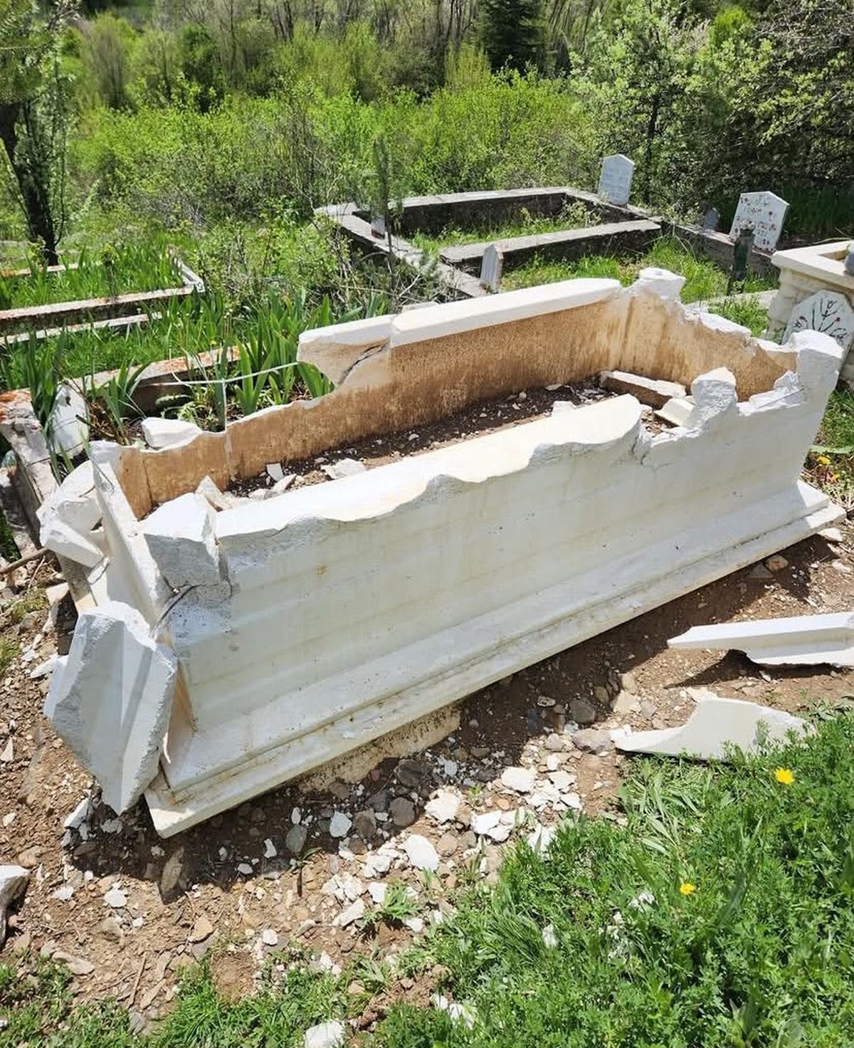Bolu\'da iki mezarın taşları kırılıp zarar verildi
