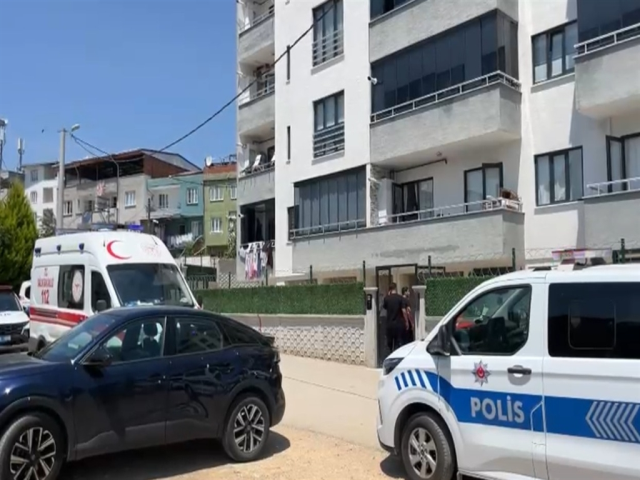 Boşanmak isteyen eşini çocuğunun gözü önünde katletti