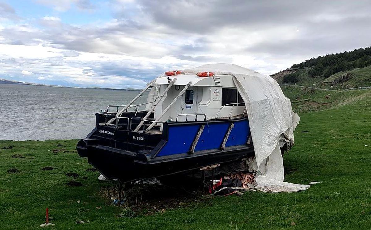 Çıldır Gölü\'ndeki Tekne Yeniden Beklemede