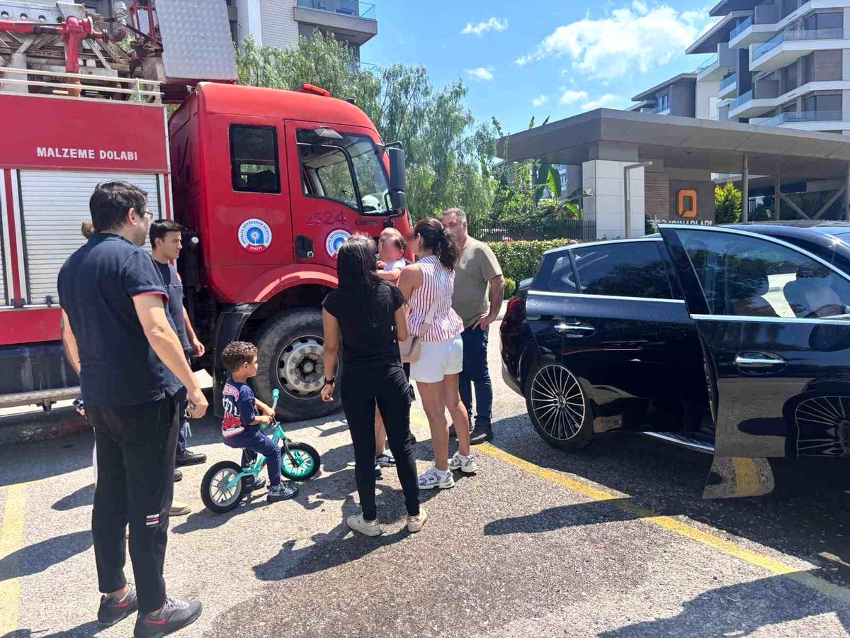 Çocuğu araç içerisinde kilitli kaldı, gözyaşlarına boğulan kadının yardımına itfaiye ekipleri yetişti