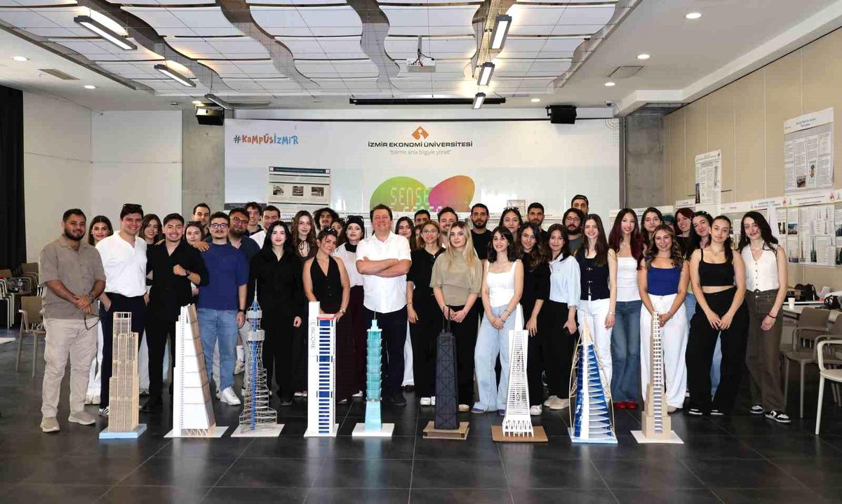 İEÜ Öğrencilerinden Deprem Simülasyonu