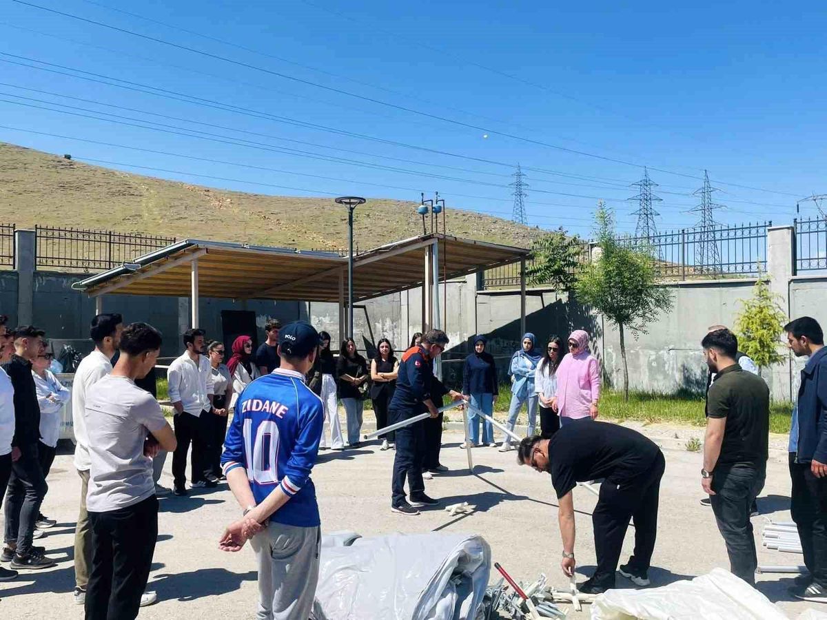 Elazığ\'da Öğrencilere Yangın ve Çadır Eğitimi