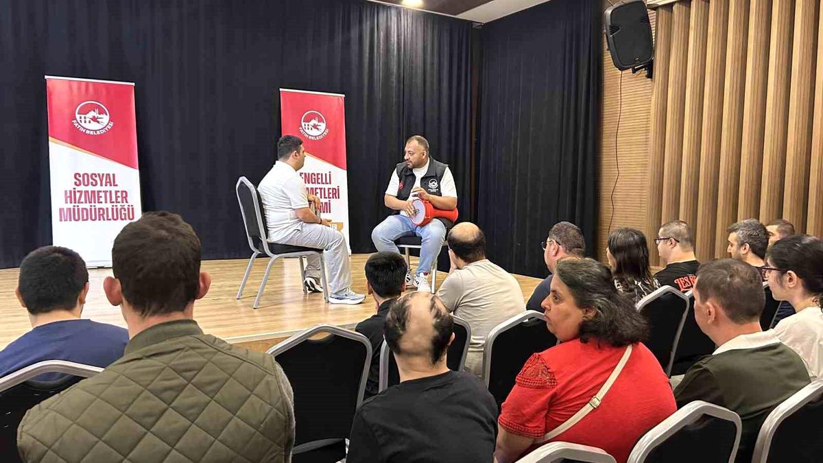 Fatih Sanat Akademisi\'nde özel bireylere enstrüman ve tiyatro eğitimi