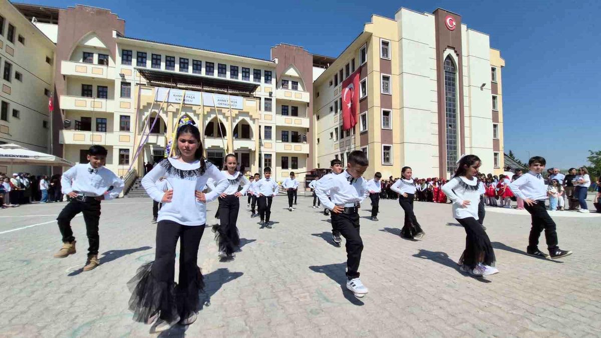 İlkokul öğrencileri \'Yaza Merhaba Şöleni\' ile eğlendi