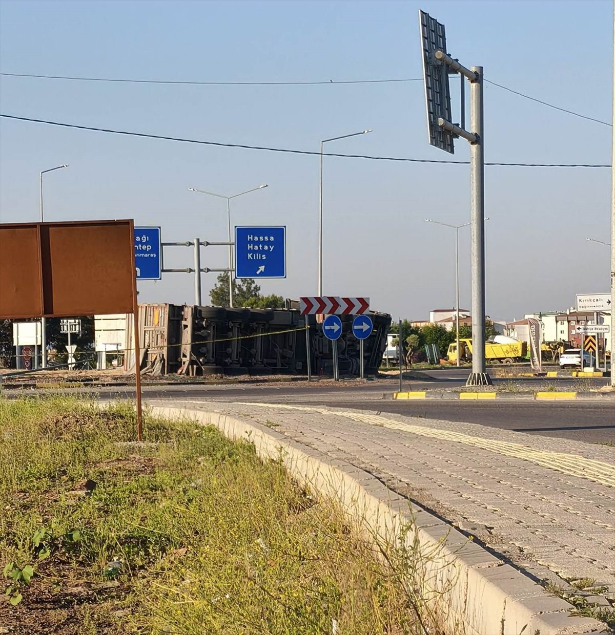 İslahiye\'de Tır Devrildi: Sürücü Yaralandı