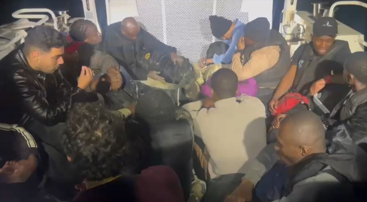 İzmir\'de 30 Düzensiz Göçmen Yakalandı ve Kurtarıldı
