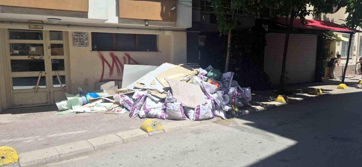 Eskişehir\'de Kaldırım Molozlarla Kapandı