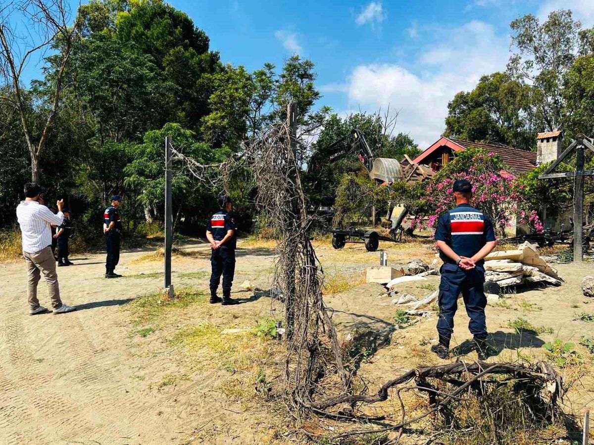 Tekirova\'da Kaçak Yapılar Yıkıldı