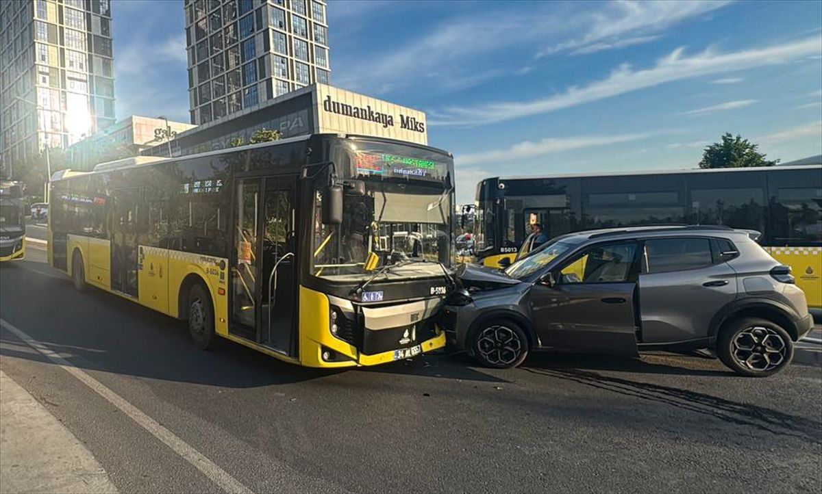 Küçükçekmece\'de Trafik Kazası: 1 Yaralı