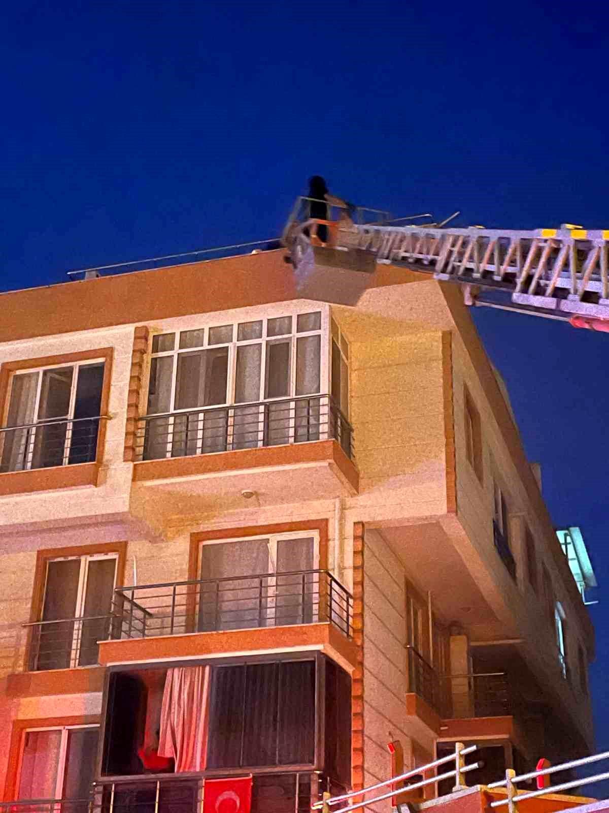 Lapseki\'de Apartman Yangını: 6 Kişi Hastaneye Kaldırıldı