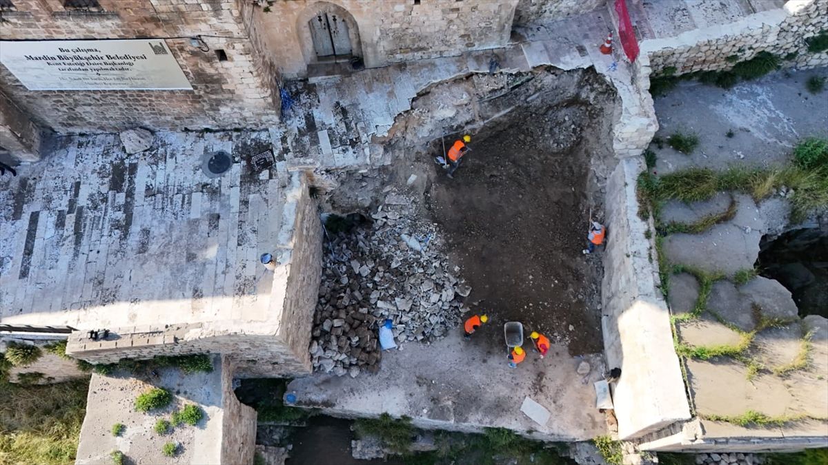 Mardin\'de Tarihi Sokakta Göçük Onarılıyor