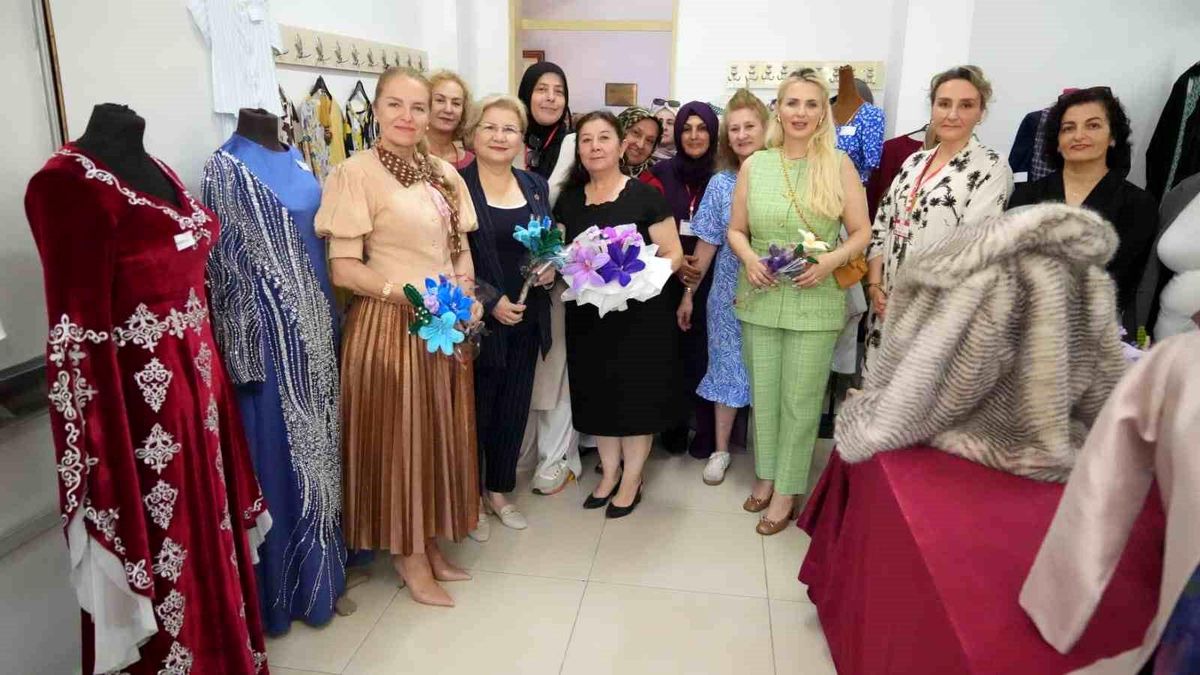 Marmaraereğlisi\'nde Yıl Sonu Sergisi Açıldı