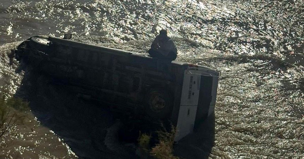 Hakkari\'de Minibüs Kazası: Sürücü Yardım Bekledi