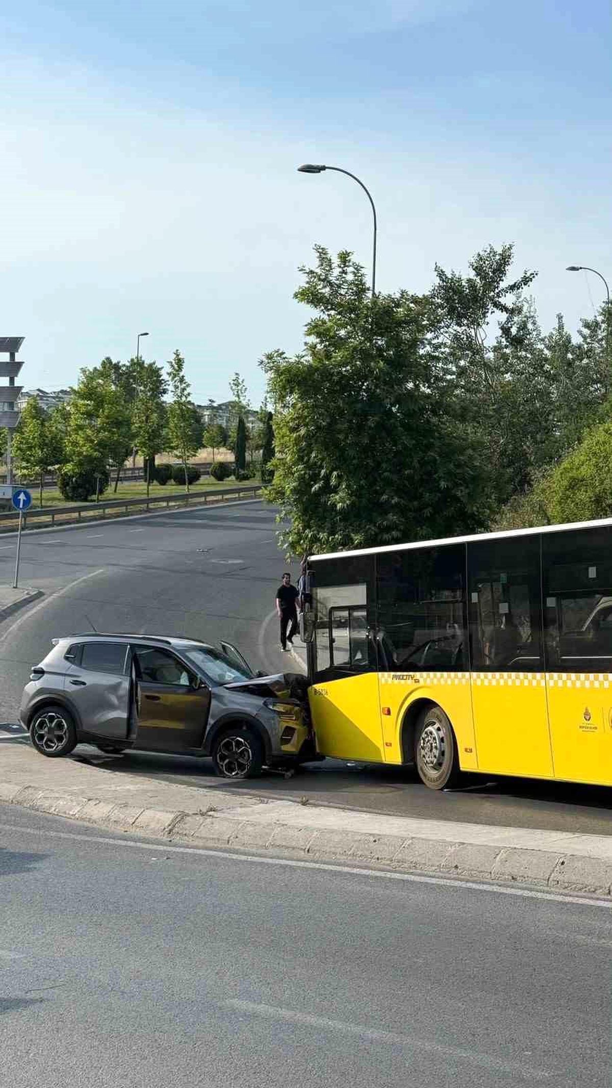 Küçükçekmece\'de Kaza: Motosiklet Sürücüsü Yaralandı