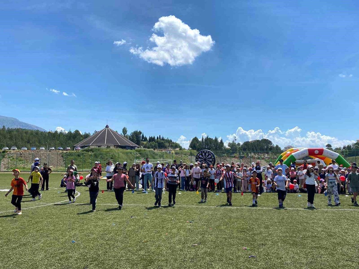 Şaphane\'de çocuk oyunları ve uçurtma şenliği coşkusu