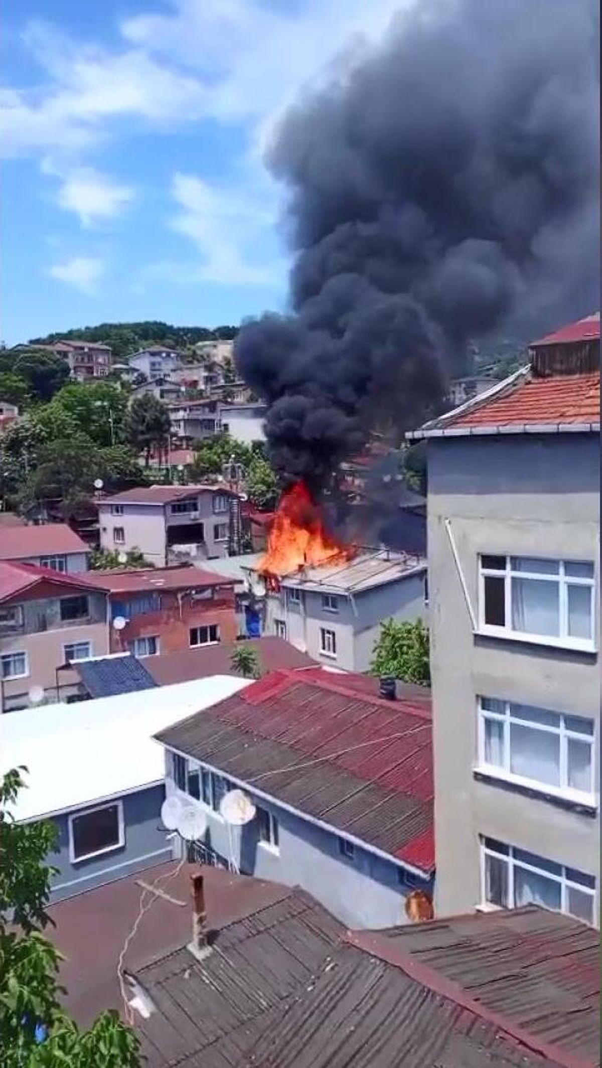 Sarıyer\'de Yangın Çıkarken Yaralanan Olmadı