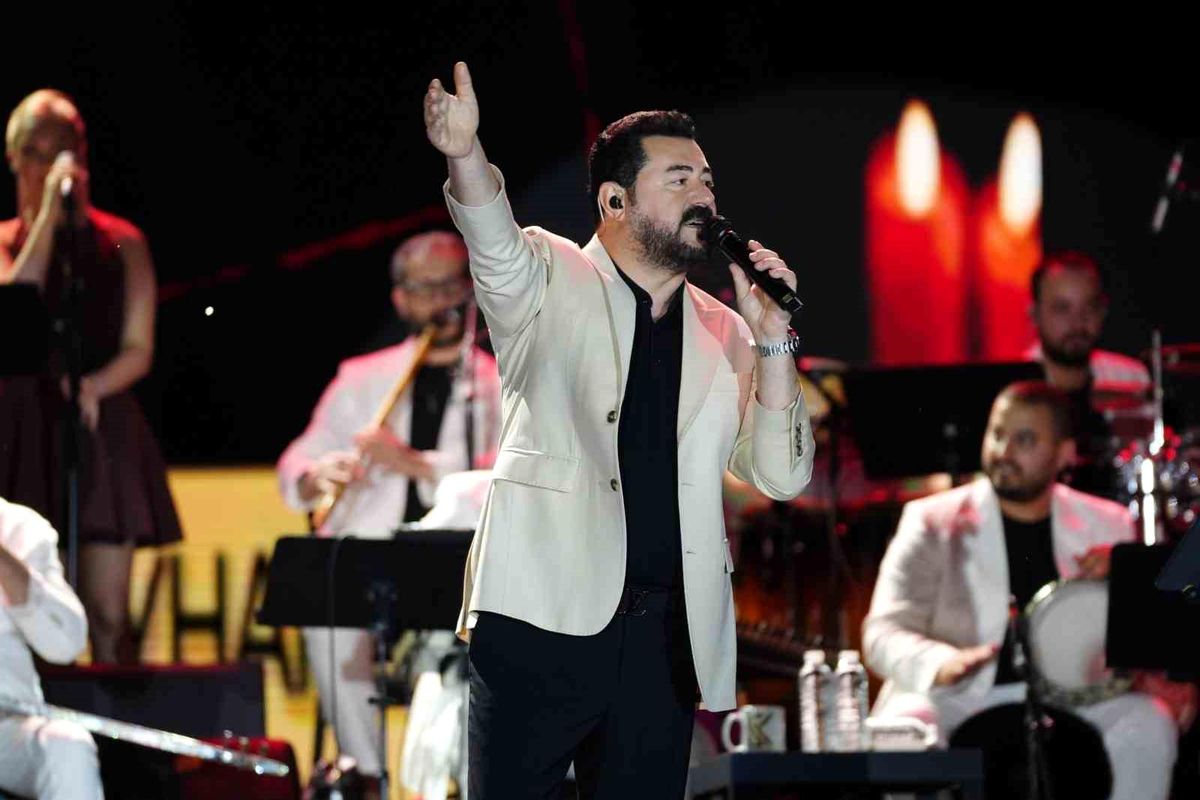 Serkan Kaya Manisa\'da Yeni Şarkısını Seslendirdi