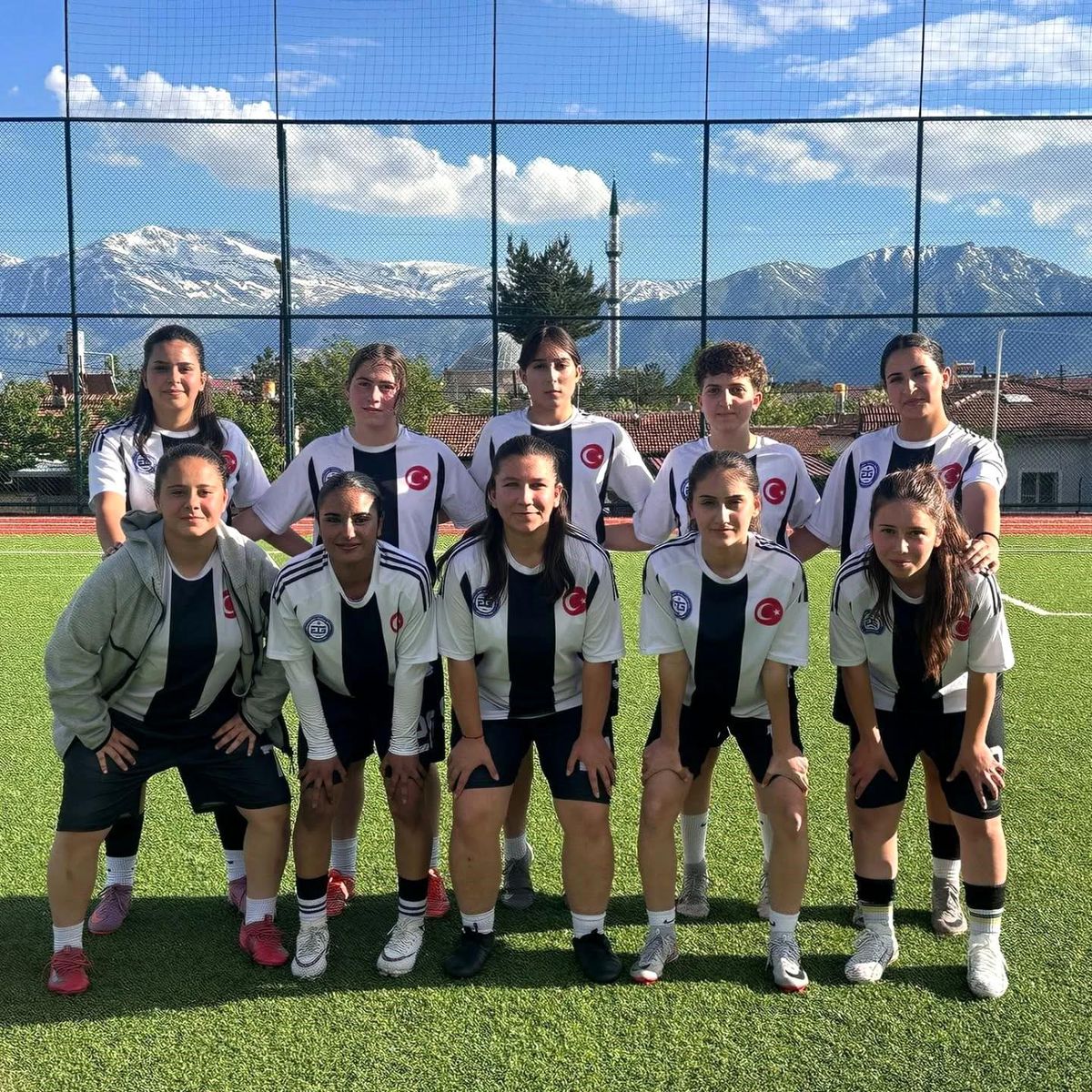 Erzincan\'da Kız Futbol Takımları Başarı Elde Etti
