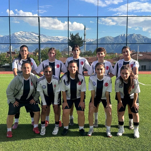 Erzincan'da Kız Futbol Takımları Başarı Elde Etti