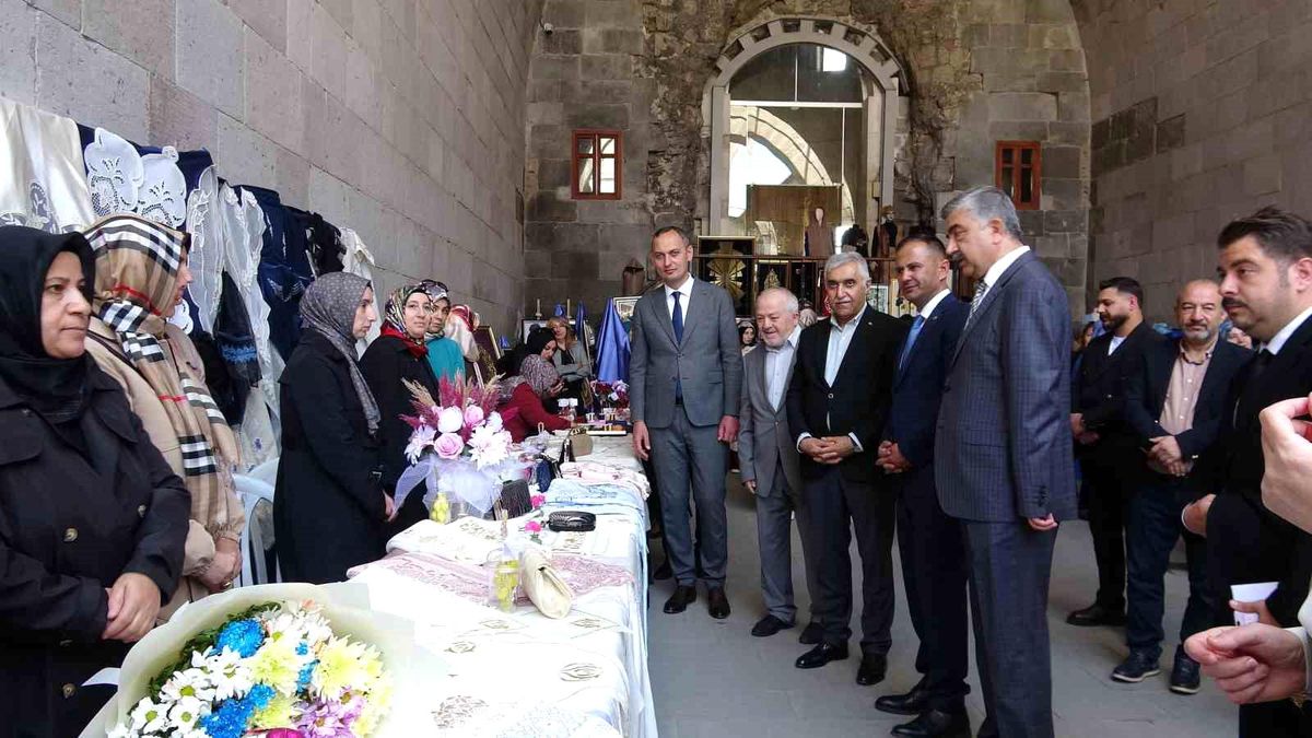 Çifte Minareli Medrese\'de Eserler Sergilendi