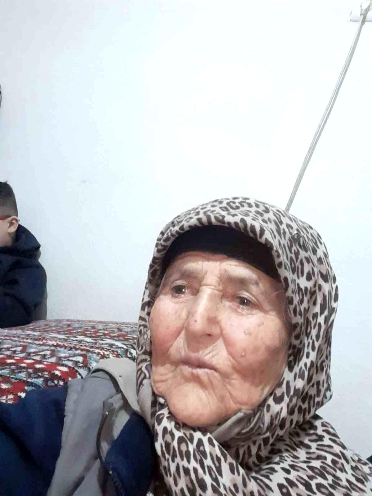 Tarlada uyuyan kadın iş makinesinin altında can verdi