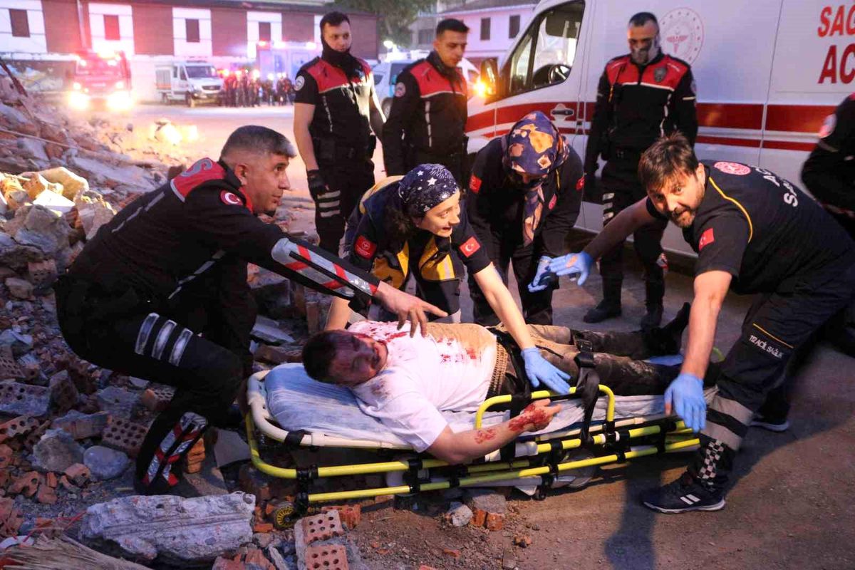 Trabzon\'da deprem tatbikatı gerçeğini aratmadı