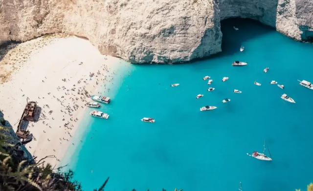 Turist akınına uğruyordu! Dünyaca ünlü plaja giriş yasaklandı