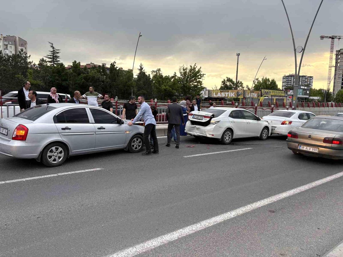 Kayseri\'de Zincirleme Trafik Kazası: 2 Yaralı