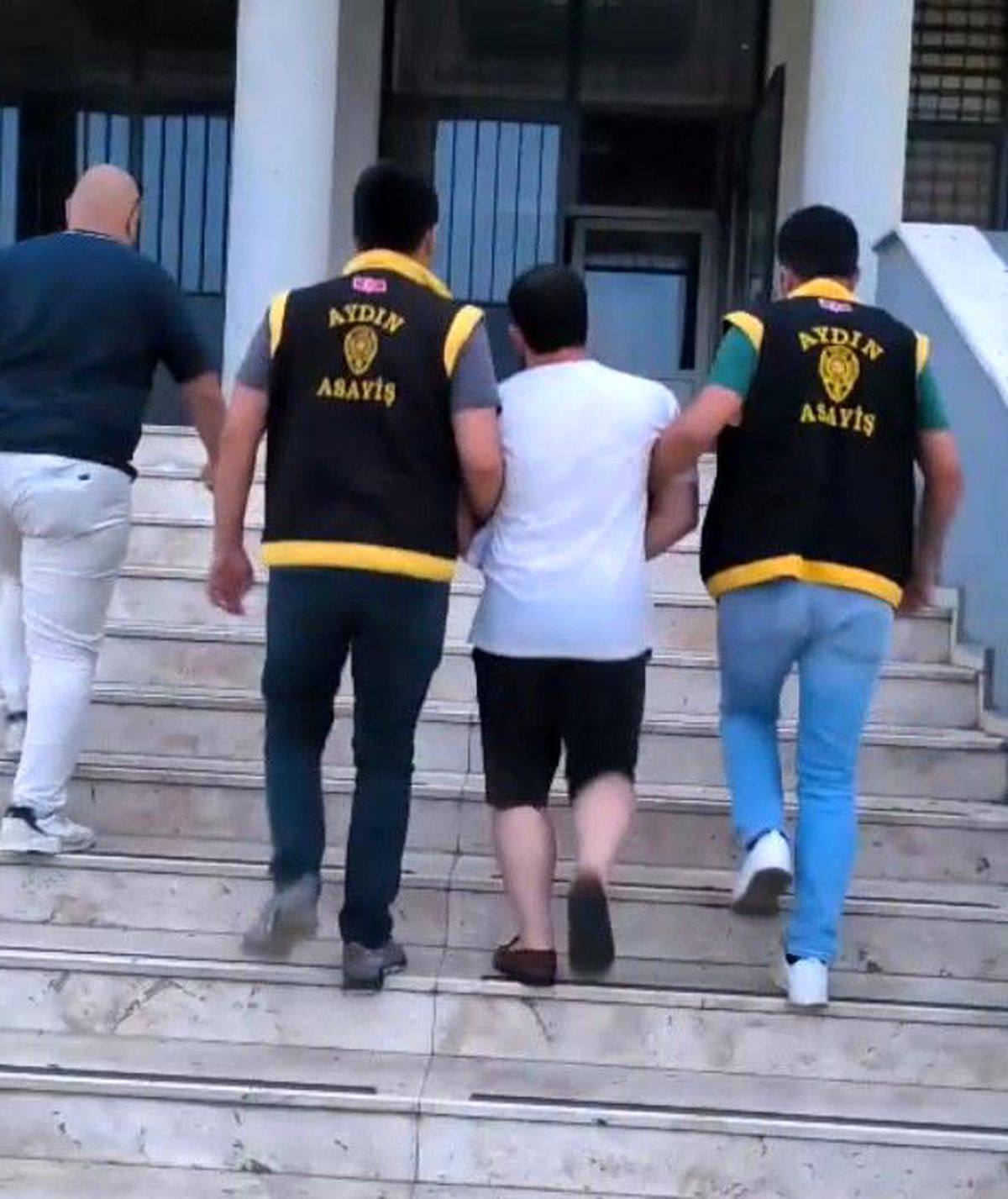 Kuşadası\'nda Uyuşturucu Tüccarı Yakalandı