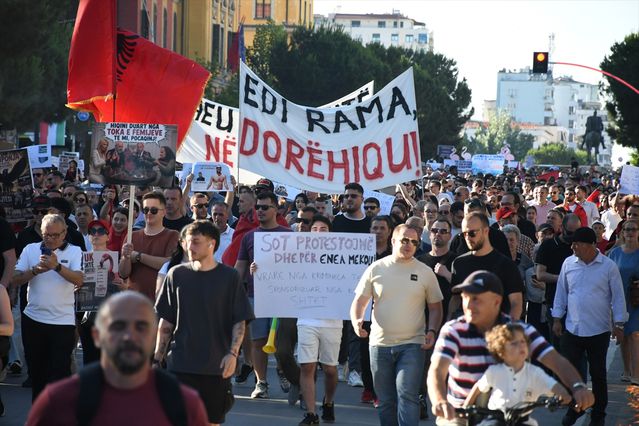 Arnavutluk'ta Trump Bağlantılı Turizm Projesi Protestoları Devam Ediyor
