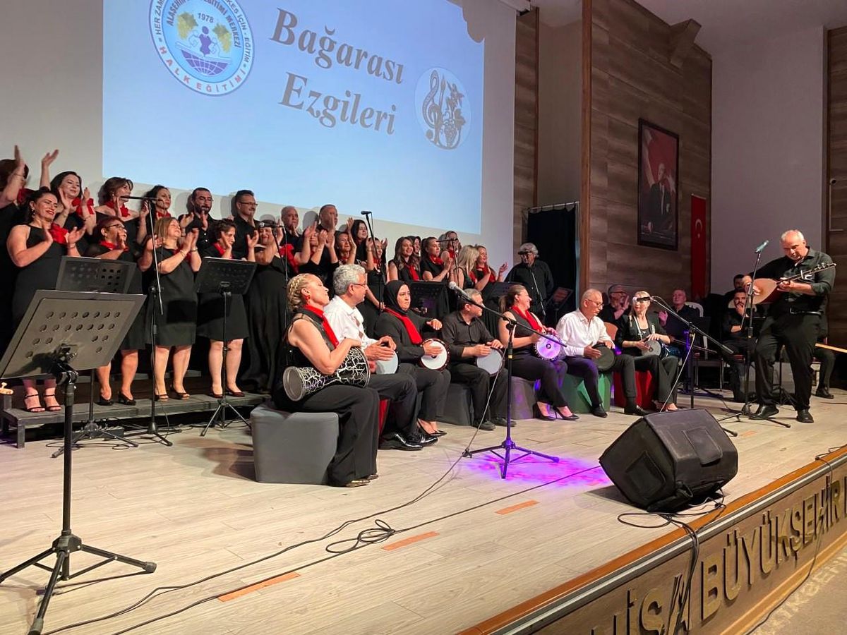 Alaşehir\'de Bağarası Ezgileri Konseri Coşkusu