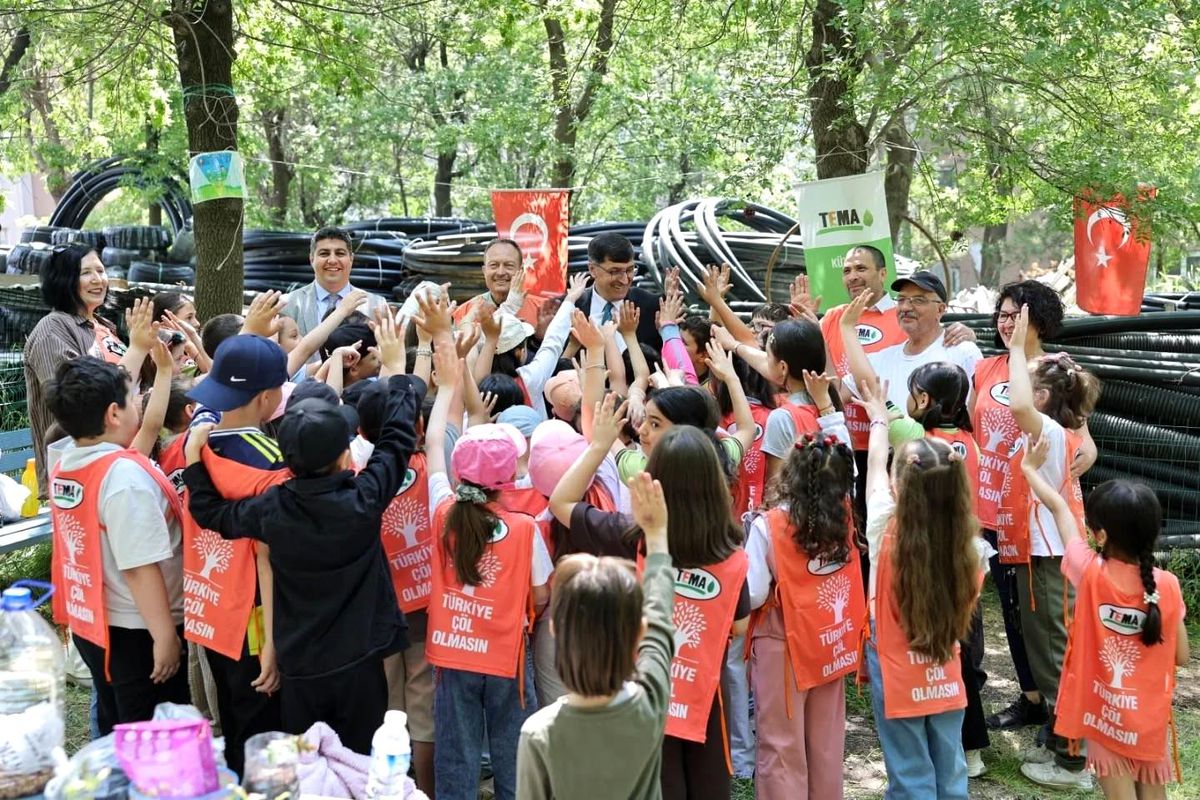 Başkan Kahveci, TEMA Vakfı Uygulama Bahçesi\'nde öğrencilerle buluştu