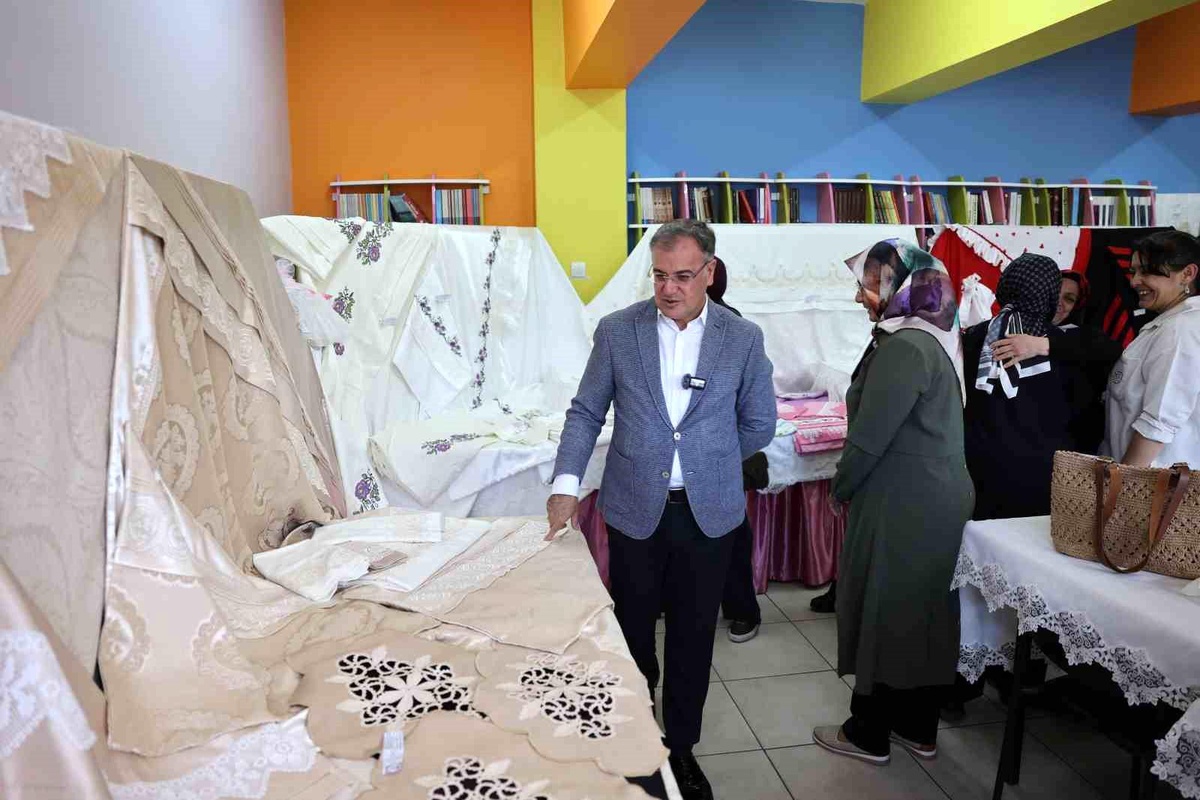 Başkan Özdoğan, el emeği göz nuru eserleri inceledi