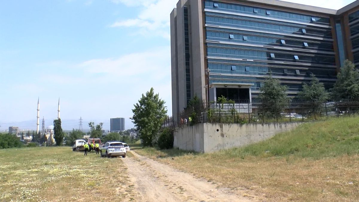 Hakim Otoparkta Aracıyla Düştü
