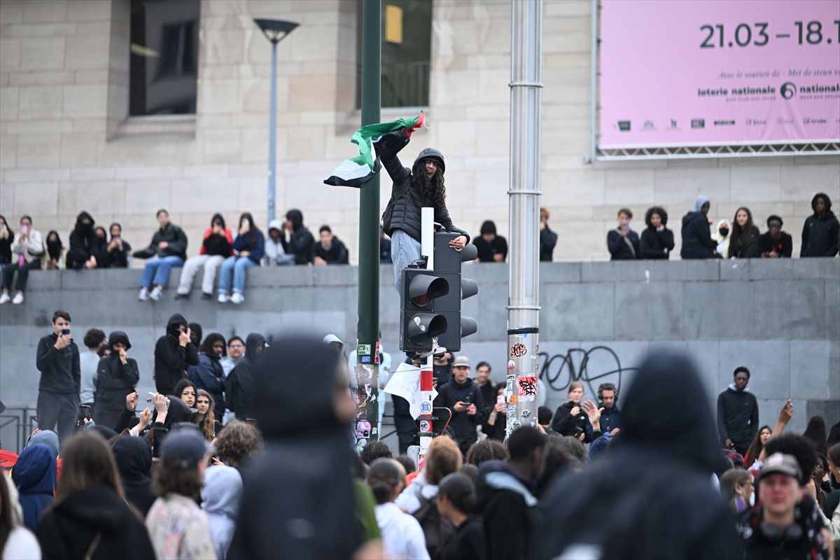 Brüksel\'de Eğitim Tasarruflarına Protesto