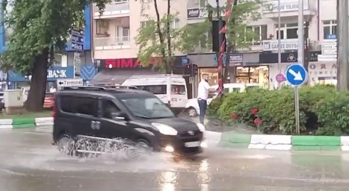 Yenişehir\'de Dolu ve Fırtına Hayatı Olumsuz Etkiledi