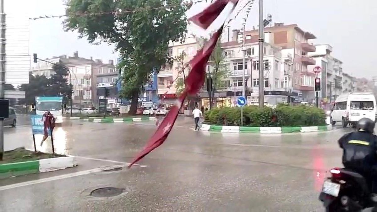 Yenişehir\'de Dolu Yağışı Hayatı Olumsuz Etkiledi