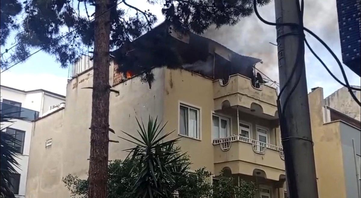 Bursa\'da Ev Çatısında Yangın Paniği