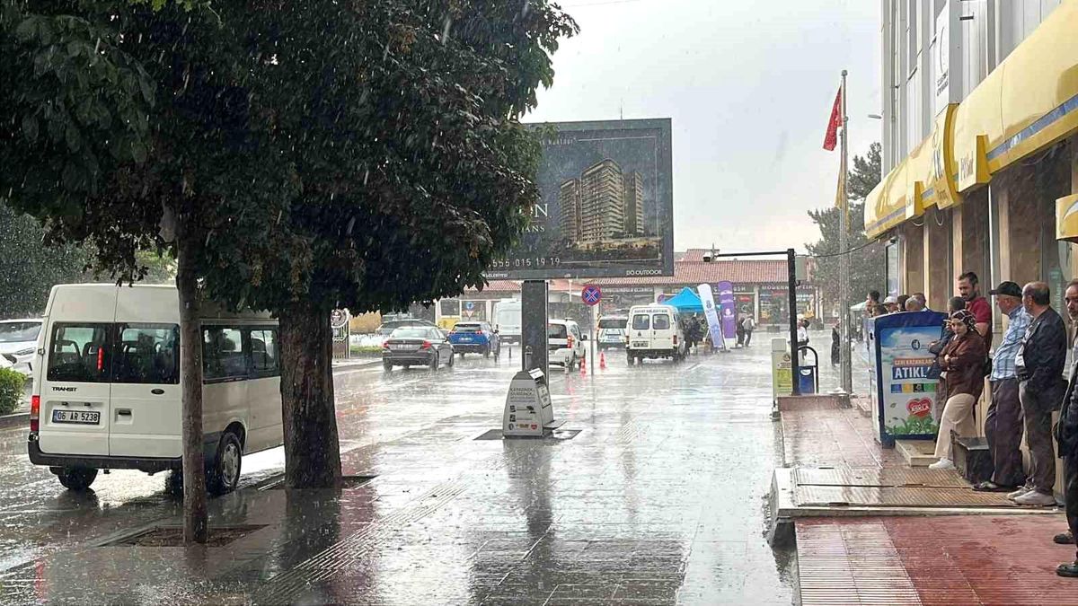 Çorum\'da Sağanak Yağış Hayatı Olumsuz Etkiledi